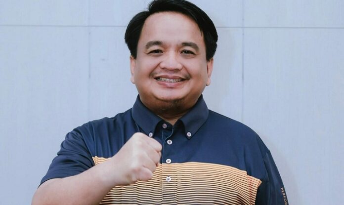Ketua Askot PSSI Tanjungpinang Ade Angga menjelaskan program kerja Askot PSSI Tanjungpinang pada tahun 2024 ini antara lain pembinaan dan prestasi, peningkatan kualitas pelatih dan wasit, serta pembenahan sarana prasarana. (Foto : abdi perdana - batamtv.com)