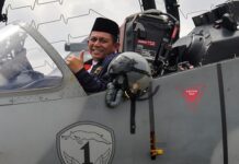 read news – Pesawat Tempur Hawk 100/200 TNI AU Berlatih di Kepri Gubernur Kepulauan Riau H Ansar Ahmad turut serta menyambut kedatangan tiga pesawat tempur Hawk 100/200 TNI AU Skadron Udara 1 Lanud Supadio Pontianak, di Bandara Raja Haji Fisabilillah (RHF) Tanjungpinang, Jumat (16/2/2024). Pada kesempatan tersebut, Gubernur Kepri pun mencoba naik ke kokpit pesawat tempur Hawk 100/200 TNI AU tersebut. (Foto : dwi susilo - batamtv.com)