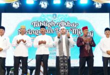 read news Peringatan Isra’ Mi”raj di Tanjungpinang Dibanjiri Ribuan Umat Islam Demikian disampaikan ustad Taufiqurrahman (ketiga dari kanan) di hadapan ribuan masyarakat Tanjungpinang duduk dan bersholawat bersama dalam kekhidmatan untuk memperingati Isra Mi'raj 1445 H di Pelataran Tugu Sirih, Tanjungpinang, Kamis (08/02). (Foto : dwi susilo - batamtv.com)