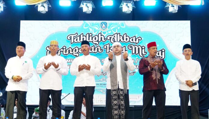 (Foto : dwi susilo - batamtv.com) Demikian disampaikan ustad Taufiqurrahman (ketiga dari kanan) di hadapan ribuan masyarakat Tanjungpinang duduk dan bersholawat bersama dalam kekhidmatan untuk memperingati Isra Mi'raj 1445 H di Pelataran Tugu Sirih, Tanjungpinang, Kamis (08/02). (Foto : dwi susilo - batamtv.com)