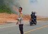 read news – Kebakaran Hebat Terjadi di Pulau Ladi Teluk Bintan Bhabinkamtibmas Aida Guspa A mengambil inisiatif melakukan pengaturan jalan. Dan mengalihkan kendaraan untuk berbalik arah selama asap tebal menutupi jalan. (Foto : abdi perdana - batamtv.com)