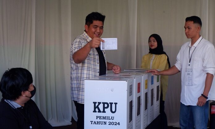 Bupati Bintan Roby Kurniawan menggunakan hak pilihnya di TPS 002 Melayu Kota Piring, Tanjungpinang Timur, Kota Tanjungpinang, Rabu (14/2/2024) pagi. (Foto : abdiperdana - batamtv.com)