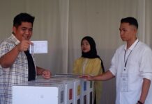 read news- Bupati Bintan Ajak Masyarakat Nyoblos di TPS Bupati Bintan Roby Kurniawan menggunakan hak pilihnya di TPS 002 Melayu Kota Piring, Tanjungpinang Timur, Kota Tanjungpinang, Rabu (14/2/2024) pagi. (Foto : abdiperdana - batamtv.com)