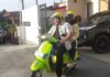read news- Roby Kurniawan Naiki Sepeda Motor Listrik Bupati Bintan Roby Kurniawan menyampaikan, pada era sekarang, mesti ada peralihan kendaraan BBM ke kendaraan listrik untuk mewujudkan zero carbon itu. Sebab, peralihan kendaraan BBM ke kendaraan listrik itu, berpengaruh besar terhadap keberlangsungan lingkungan sehat. (Foto : abdi perdana - batamtv.com )