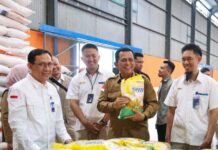 read news – Gubernur Kepri Ansar Ahmad: Stok Beras di Kepri Aman Gubernur Kepri Ansar Ahmad (tengah) menyebut dua bulog baik Kota Batam dan Kota Tanjungpinang, daam keadan ketersediaan di beras yang ada di gudang maupun yang tengah dalam perjalanan sangat mencukupi untuk mememuhi kebutuhan beras hingga 4 sampai 5 bulan kedepan. (Foto : muhammad amin - batamtv.com)