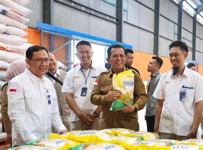 Gubernur Kepri Ansar Ahmad (tengah) menyebut dua bulog baik Kota  Batam dan Kota Tanjungpinang, daam keadan ketersediaan di beras yang ada di gudang maupun yang tengah dalam perjalanan sangat mencukupi untuk mememuhi kebutuhan beras hingga 4 sampai 5 bulan kedepan. (Foto : muhammad amin - batamtv.com)