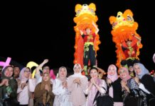 read news – Warga Nikmati Kemeriahan Bazar Imlek di Jalan Merdeka Tanjungpinang Istri Menteri Perhubungan Republik Indonesia Dra. Endang sri Hariatie menyempatkan diir hadir di tengah keramaian Bazar Imlek di Kota Lama Jalan Merdeka. (Foto : dwi susilo - batamtv.com)