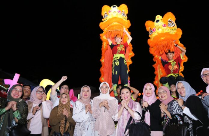 Istri Menteri Perhubungan Republik Indonesia Dra. Endang sri Hariatie menyempatkan diir hadir di tengah keramaian Bazar Imlek di Kota Lama Jalan Merdeka. (Foto : dwi susilo - batamtv.com)