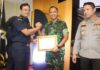 read news – KPP Bea Cukai Tipe Madya Pabean B Tanjungpinang Serahkan Penghargaan Komando Distrik Militer (Kodim) 0315/Tanjungpinang Dandim 0315/Tanjungpinang Letkol Inf Eka Ganta Chandra SIP MIP menerima penghargaan Bea Cukai Awards 2024 Kamis (22/2/2024). (Foto : abdi perdana - batamtv,com)