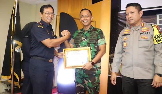 (Foto : abdi perdana - batamtv,com) Komando Distrik Militer (Kodim) 0315/Tanjungpinang Dandim 0315/Tanjungpinang Letkol Inf Eka Ganta Chandra SIP MIP menerima penghargaan Bea Cukai Awards 2024 Kamis (22/2/2024). (Foto : abdi perdana - batamtv,com)