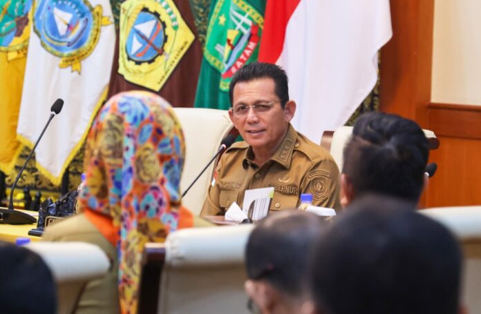 . (Foto : dwi susilo - batamtv.com) Gubernur Kepri Ansar Ahmad saat memberikan arahan kepada para OPD agar lebih meningkatkan kualitas dan kinerja. (Foto : dwi susilo - batamtv.com)