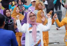 read news – Yuk Ikuti Jalan Santai dan Senam sehat Berhadiah Sepeda Motor di Bintan Dirut BPR Bintan Radhiah Razak menyampaikan, tahun 2024 ini, BPR Bintan memasuki usia 16 tahun. (Foto : abdi perdana - batamtv.com)