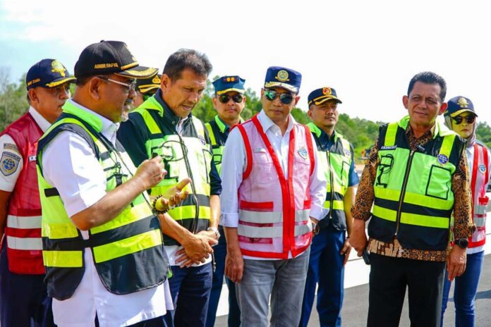 Menteri Perhubungan (Menhub) RI Budi Karya Sumadi (rompi merahputih) saat berkunjungke Karimun, Kamis (8/2). (Foto : abdi perdana - batamtv.com)