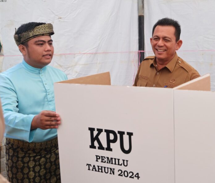 Gubernur Kepri Ansar Ahmad (kanan) bersama jajaran Forkopimda Kepri melakukan  peninjauan dengan mengunjungi TPS 042 Tanjungpinang di Jalan Usman Harun dan TPS 036 Tanjungpinang di Simpang Jalan Damai. (Foto: dwi susilo - batamtv.com) 