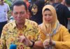 read news – TPS 002 Melayu Kota Piring Tanjungpinang Timur Dijadikan lokasi Ngoblos Ansar Ahmad Gubernur Kepri Ansar Ahmad (kiri) dan sang istri nyoblos di Tanjungpinang . (*Foto : dwi susilo - batamtv.com)