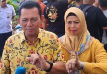 read news – TPS 002 Melayu Kota Piring Tanjungpinang Timur Dijadikan lokasi Ngoblos Ansar Ahmad Gubernur Kepri Ansar Ahmad (kiri) dan sang istri nyoblos di Tanjungpinang . (*Foto : dwi susilo - batamtv.com)