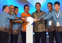 read news – Rakernas PHRI Digelar di Batam Gubernur Kepri Ansar Ahmad (tengah baju kemeja orange) menegaskan Kepri sebagai salah satu daerah yang berada di jalur penting perlintasan international dan juga sebagai cross border tourism destination wilayah Indonesia, Malaysia, Singapura dan Thailand. (Foto : muhammad amin - batamtv.com)