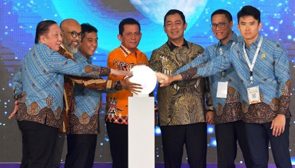 (Foto : muhammad amin - batamtv.com) Gubernur Kepri Ansar Ahmad (tengah baju kemeja orange) menegaskan Kepri sebagai salah satu daerah yang berada di jalur penting perlintasan international dan juga sebagai cross border tourism destination wilayah Indonesia, Malaysia, Singapura dan Thailand. (Foto : muhammad amin - batamtv.com)