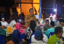 read news – Gubernur Ansar Silaturahmi Bersama Warga di Pujasera Kijang Gubernur Ansar mengatakan pujasera Taman Kota Kijang sudah lama menjadi pusat destinasi kuliner masyarakat. Tahun 2024 ini, Pujasera Kijang akan direvitalisasi oleh Pemerintah Provinsi Kepulauan Riau. Serta Kampung otak-otak di Kelurahan Sei Enam. Ini merupakan komitmen Ansar Ahad mempersolek Bintan Timur, Kabupaten Bintan. (Foto : abdi perdana - batamtv.com)