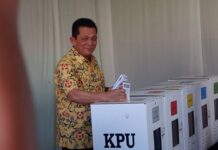 read news – Gubernur Kepri Sampaikan Harapan untuk Hasil Pilpres 2024 Saat tiba di TPS 002, Gubernur Kepri H Ansar Ahmad bersama Bupati Bintan Roby Kurniawan, tak langsung mencoblos. Begitu juga dengan istri Gubernur Kepri Hj Dewi Kumalasari, serta menantunya Hafizha Rahmadhani. (Foto : dwi susilo - batamtv.com)