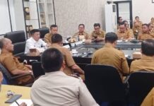 read news – Pj Walikota Tanjungpinang Pimpin Rapat dengan OPD soal Efektifitas Kegiatan Pj Walikota Tanjungpinang Hasan (kiri, baju putih) meminta agar setiap OPD dapat memahami program dan kegiatan yang akan dilaksanakan sesuai DPA yang telah dibagikan. Hasan juga menjelaskan beberapa target yang kemudian akan menjadi fokus untuk dapat direalisasikan dalam 10 bulan ke depan. (Foto : abdi perdana -a batamtv.com)