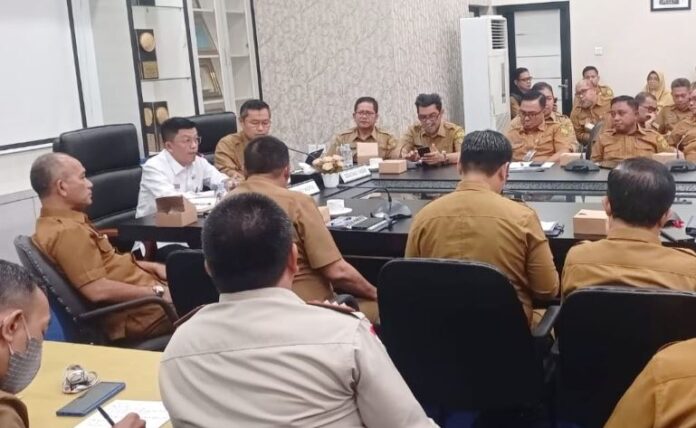 Pj Walikota Tanjungpinang Hasan (kiri, baju putih) meminta agar setiap OPD dapat memahami program dan kegiatan yang akan dilaksanakan sesuai DPA yang telah dibagikan. Hasan juga menjelaskan beberapa target yang kemudian akan menjadi fokus untuk dapat direalisasikan dalam 10 bulan ke depan. (Foto : abdi perdana -a batamtv.com)
