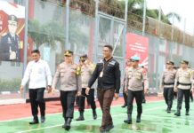 read news – Pelaksanaan Pemilu di Lapas Kelas IIA Tanjungpinang Aman Kapolres Bintan AKBP Riky Iswoyo )depan tenga) beserta Pejabat Utama Polres Bintan meninjau secara langsung proses pemilihan ke lokasi TPS di Lapas kelas IIA Tanjungpinang pada Rabu (14/2/2024). Pemilihan pada Pemilu 2024 di Lapas Kelas IIA Tanjungpinang berlangsung aman, tanpa kerusuhan.(Foto: abdi perdana -a batamtv.com)