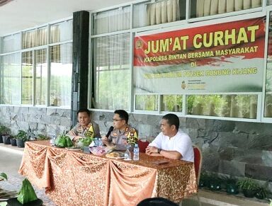 (Foto : abdi perdana - batamtv.com) Kapolres Bintan AKBP Riky Iswoyo SIK MM (tengah) mengucapkan terima kasih kepada masyarakat yang telah hadir dalam kegiatan tersebut, (Foto : abdi perdana - batamtv.com)