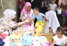 read news -Ketua TP PKK Bintan Beri Dukungan Moril ke Orang Tua Pasien Gizi Buruk Ketua Tim Penggerak (TP) PKK Kabupaten Bintan Hafizha Rahmadhani Putri (kiri) mengunjungi kediaman bayi yang meninggal di Bintan yang diduga akibat gizi buruk, Jumat (9/2/2024) di RT003/RW004, Kelurahan Gunung Lengkuas, Bintan Timur. (Foto : abdi perdana - batatv.com )