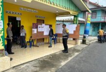 read news – Keberadaan Surat Suara di Tingkat PPK DIjamin Polisi Kapolres Bintan AKBP Riky Iswoyo menginstruksikan kepada para Kapolsek dan Pawaswil untuk mengingatkan seluruh anggotanya, agar tetap fokus melaksanakan pengamanan. (Foto : abdi perdana - batamtv.com)