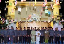 read news – Kepengurusan Masjid Raya Sultan Riau Penyengat Dikukuhkan Pj Walikota Tanjungpinang Hasan (tengah baju putih) saat mengukuhkan pengurus masjid raya Penyengat (Foto : abdi perdana - batamtv.com)