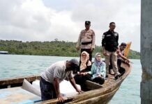 read news – Petugas Distribusikan Logistik Pemilu 2024 di Tambelan Aparat Kepolisian mengawal pendistribusian logistik di Pulau Tambelan. (Foto : abdi perdana - batamtv.com)