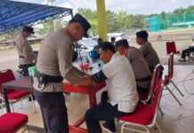 read news – Proses Pleno di Tingkat PPK, Polisi Lakukan Pengecekan Kesehatan Personel Proses pemungutan suara di Bintan sudah sampai kepada sidang pleno di PPK. Polisi melakukan pengecekan kesehatan di posko. (Foto : abdi perdan a- batamtv.com )
