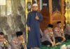 read news – Polres Bintan Gelar Peringatan Isra Mikraj Kepolisian Resor Bintan menggelar peringatan Isra Mikraj Nabi Muhammad SAW di Masjid Darul Muttaqien Polres Bintan, Polres menghadirkan ustadz Dedi Sanjaya LC (berdiri). (Foto : abdi perdana - batamtv.com )
