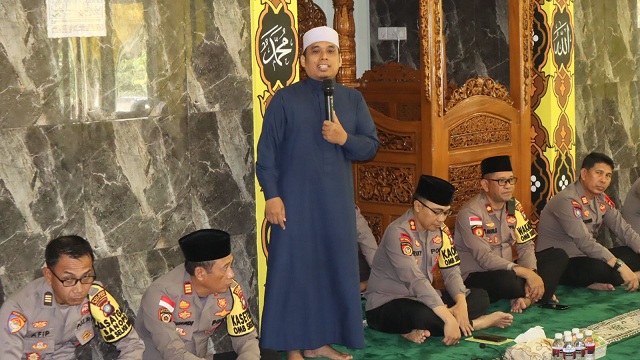 (Foto : abdi perdana - batamtv.com ) Kepolisian Resor Bintan menggelar peringatan Isra Mikraj Nabi Muhammad SAW di Masjid Darul Muttaqien Polres Bintan, Polres menghadirkan ustadz Dedi Sanjaya LC (berdiri). (Foto : abdi perdana - batamtv.com )