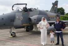 read news – Tiga Pesawat Tempur Hawk 100/200 TNI AU Singgah di Lanud RHF Wakil Bupati Bintan Ahdi Muqsith bersama Pj Wali Kota Tanjungpinang Hasan SSos mendampingi Gubernur Kepulauan Riau Ansar Ahmad menyambut kedatangan Begini komentar Wabup Bintan dengan kedatangan tiga pesawat tempur tersebut. (Foto: abdi perdana - batamtv.com)