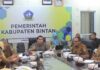 read news – Wabup Bintan Pimpin Rapat Penurunan Stunting Wakil Bupati Bintan Ahdi Muqsith (tengah) mengucapkan terima kasih kepada seluruh intansi terkait, yang sudah bekerja keras selama tahun 2023. Sehingga angka stunting di Kabupaten Bintan bisa menurun sesuai dengan yang diharapkan. (Foto : abdi perdana - batamtv.com )