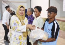 read news – Dewi Ansar Harap Bantuan untuk KPM dapat Penuhi Kebutuhan Gizi Ketua TPPKK Kepri Dewi Kumalasari Ansar saat menyerahkan bantuan kepada KPKM di Bintan . (Foto : abdi perdana - batamtv.com)