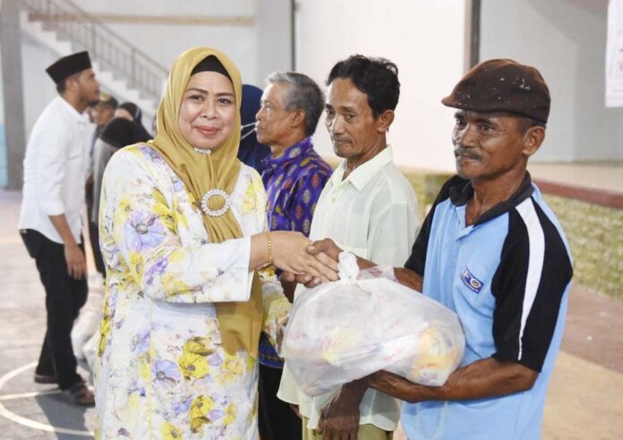 Ketua TPPKK Kepri Dewi Kumalasari Ansar saat menyerahkan bantuan kepada KPKM di Bintan . (Foto : abdi perdana - batamtv.com)