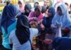 read news Warga Tanjungpinang Antusias Serbu Opas Cabai Warga menyerbu Operasi pasar murah . Ini tindak lanjut dari pemantauan harga kebutuhan pokok yang dilakukan pada Minggu (10/3) kemarin karena ada kenaikan beberapa komoditas pangan.(Foto : dwi susilo - batamtv.com)