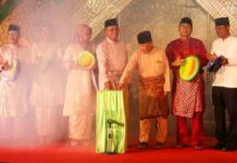 read news – MTQH XVIII Kota Tanjungpinang Resmi Dibuka Gubernur Kepri Asnar Ahmad (tengah ) saat membuka secara resmi MTQH di Tanjungpinang . (Foto : dwi susilo - batamtv.co)