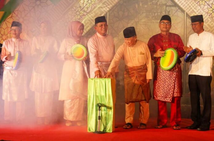 Gubernur Kepri Asnar Ahmad (tengah ) saat membuka secara resmi MTQH di Tanjungpinang . (Foto : dwi susilo - batamtv.co)