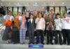 read news – Wakil Bupati Ahdi Sambut Kunjungan Kerja Komisi IX DPR RI Wakil Bupati Bintan, Ahdi Muqsith (depan, keempat dari kiri) menyampaikan selamat datang kepada rombongan Komisi IX DPR RI. (Foto : abdi perdana - bvatamtv.com)