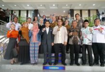 read news – Wakil Bupati Ahdi Sambut Kunjungan Kerja Komisi IX DPR RI Wakil Bupati Bintan, Ahdi Muqsith (depan, keempat dari kiri) menyampaikan selamat datang kepada rombongan Komisi IX DPR RI. (Foto : abdi perdana - bvatamtv.com)