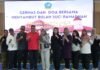 read news – DWP Gelar Pembagian Paket Sembako Hingga Tausiah bagi Warga Bintan Sekda Kabupaten Bintan, Ronny Kartika (baju merah) yang turut hadir menuturkan bahwa peran Dharma Wanita Persatuan (DWP) Bintan sebagai salah satu organisasi kewanitaan yang berada di bawah binaan langsung pemerintah memiliki peran strategis dalam membantu kesuksesan program-program pemerintah. (Foto abdi perdana - batamtv.com)