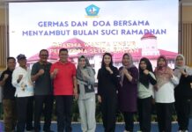 read news – DWP Gelar Pembagian Paket Sembako Hingga Tausiah bagi Warga Bintan Sekda Kabupaten Bintan, Ronny Kartika (baju merah) yang turut hadir menuturkan bahwa peran Dharma Wanita Persatuan (DWP) Bintan sebagai salah satu organisasi kewanitaan yang berada di bawah binaan langsung pemerintah memiliki peran strategis dalam membantu kesuksesan program-program pemerintah. (Foto abdi perdana - batamtv.com)