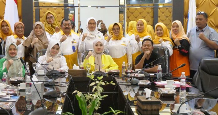 (Foto : abdi perdana - batamtv.com) Ketua TP-PKK Bintan Hafizha Rahmadhani (tengah baju kuning) itu juga mengatakan program Lembaga Koordinasi Kesejahteraan Sosial (LKKS) Kabupaten Bintan bisa dikolaborasikan dengan semua program yang ada di Dinas Sosial dan juga Dinas P3KB. (Foto : abdi perdana - batamtv.com)