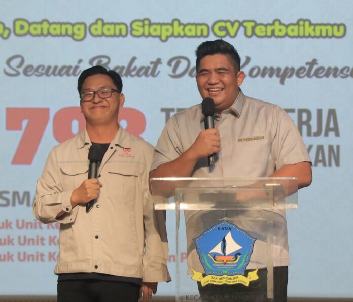 Bupati Bintan, Roby Kurniawan (kanan) buka Kegiatan job fair secara resmi.  Even ini mengusung tema “Melalui Pameran Bursa Kerja (Job Fair) Kita Tingkatkan Kualitas Tenaga Kerja dan Perluasan Kesempatan Kerja”. (Foto : abdi perdana - batamtv.com_)