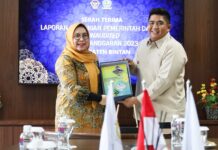 read news – BPK Perwakilan Kepri Terima Laporan Keuangan Bupati Bintan Laporan Keuangan diserahkan Bupati Bintan, Roby Kurniawan (kanan) Kepala BPK RI Perwakilan Provinsi Kepri, Mutiarini, S.E., Ak., M.Si., CA., CSFA., ACPA di Auditorium Badan Pemeriksaan Keuangan (BPK) Perwakilan Provinsi Kepri, Kota Batam, Jumat (1/3) siang. (Foto : abdi perdana - batamtv.com)