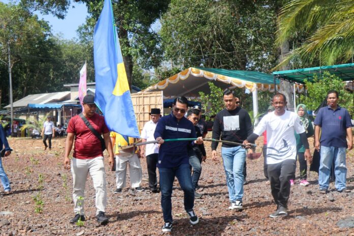 Wakil Bupati Bintan  Ahdi Muqsith (kaus hitam) berharap agar setiap budaya melayu yang menjadi ciri khas masyarakat Bintan seperti Jong Race ini harus terus dilestarikan. (Foto : abdi perdana - batamtv.com)
